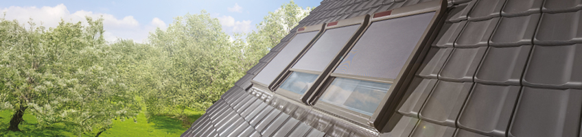 Labākā aizsardzība pret karstumu un gaismas atspīdumiem datorā, nebjājot skatu uz apkārtni - FAKRO