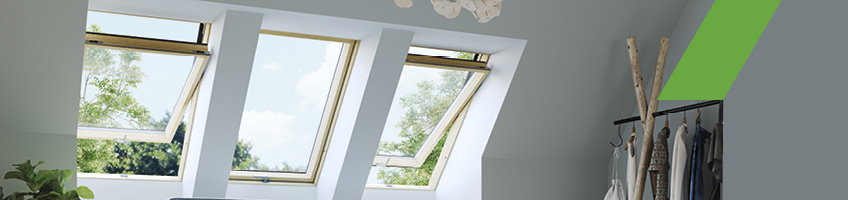 Koka logi ar paceltu pagrieziena asi - FAKRO