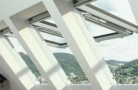 PVC logi ar eņģēm vērtnes vidū un augšdaļā
